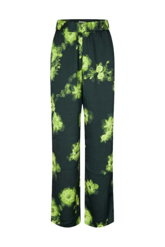 narine_trousers__green_ma_2.webp Baum Und Pferdgarten Narine Trousers - Green Margot Flower | Trousers And Playsuits