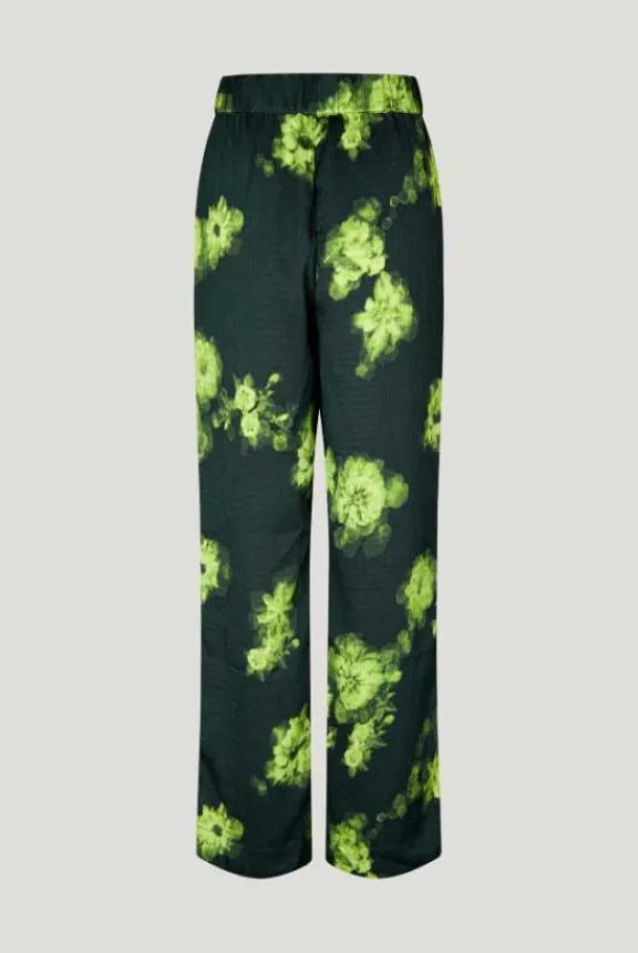 narine_trousers__green_ma_4.webp Baum Und Pferdgarten Narine Trousers - Green Margot Flower | Trousers And Playsuits