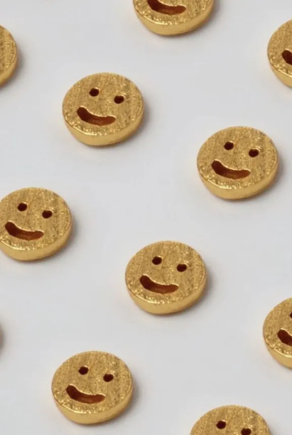 smiley_one_piece__gold_2.webp Lulu Copenhagen Smiley One Piece - Gold | Jewellery | Gifts