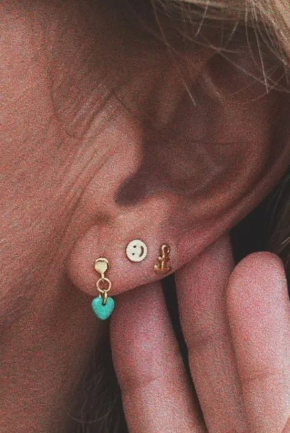 smiley_one_piece__gold_3.webp Lulu Copenhagen Smiley One Piece - Gold | Jewellery | Gifts