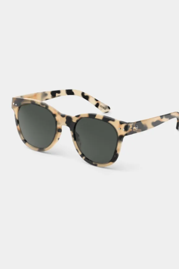 the_oversized_trapeze_sun_2-1.webp Izipizi The Oversized Trapeze Sunglasses #N - Light Tortoise | Glasses And Sunglasses